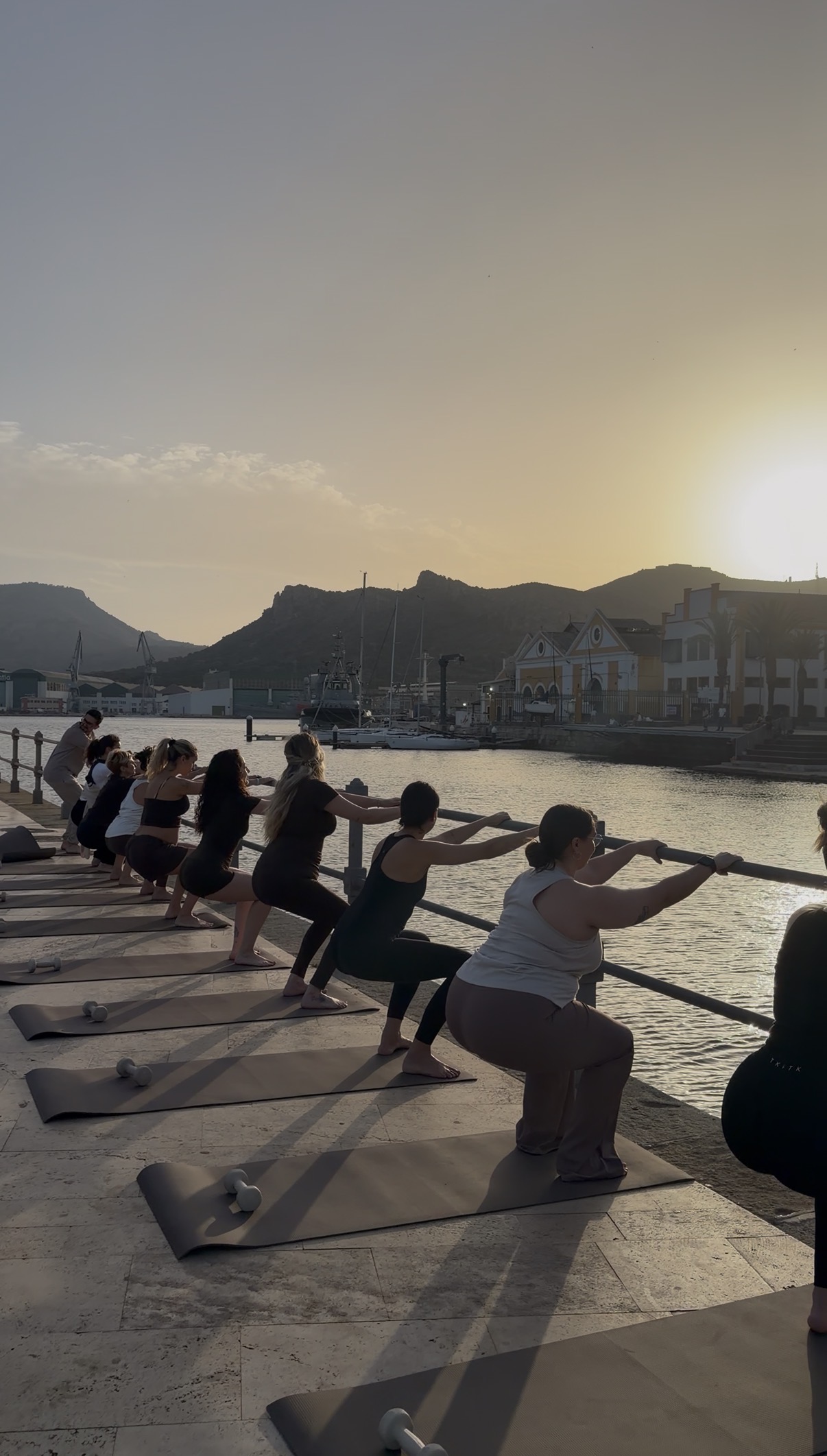 Clase grupal de Barre junto al puerto